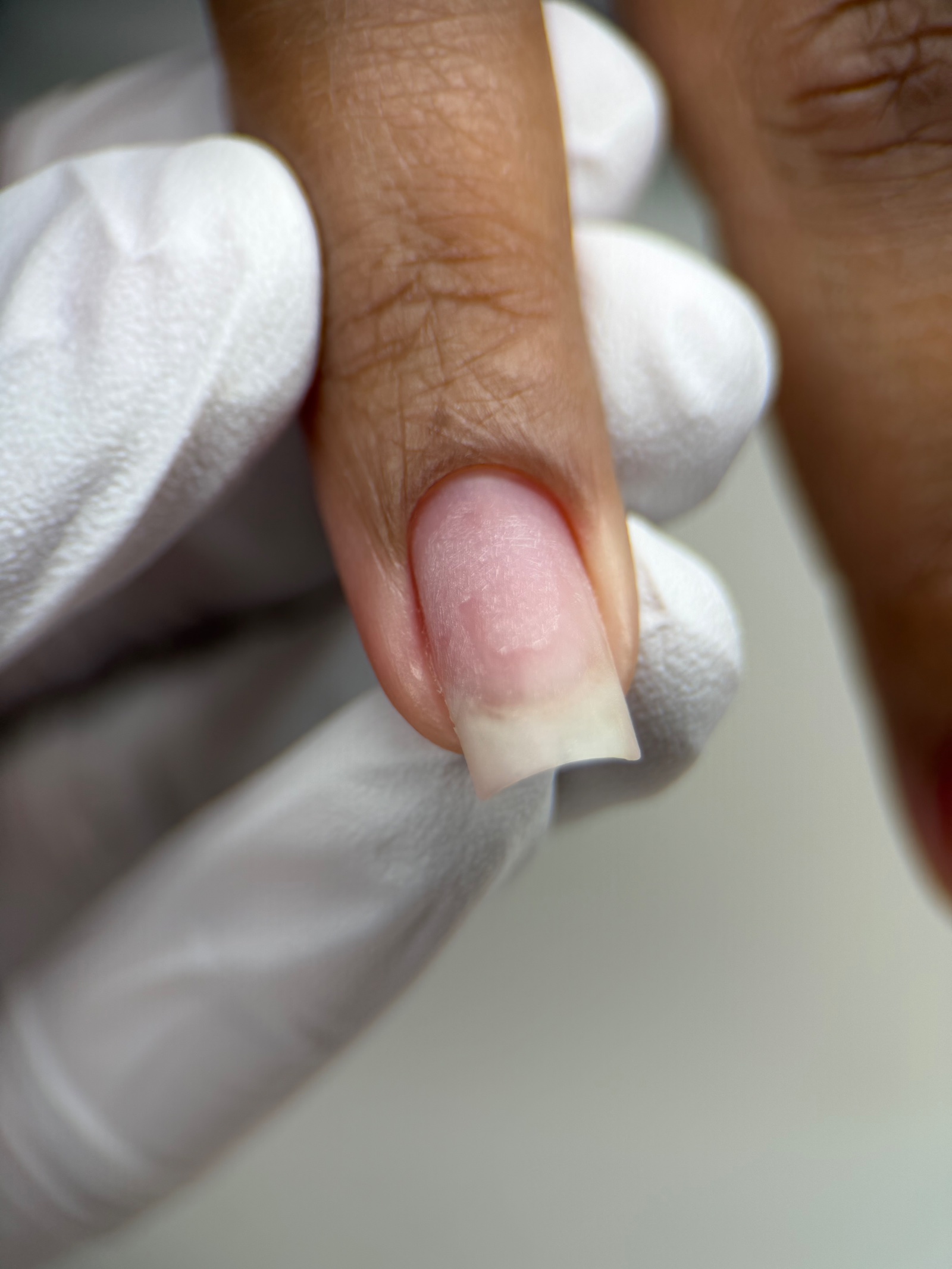 Almond structured gel with a fine white micro-French