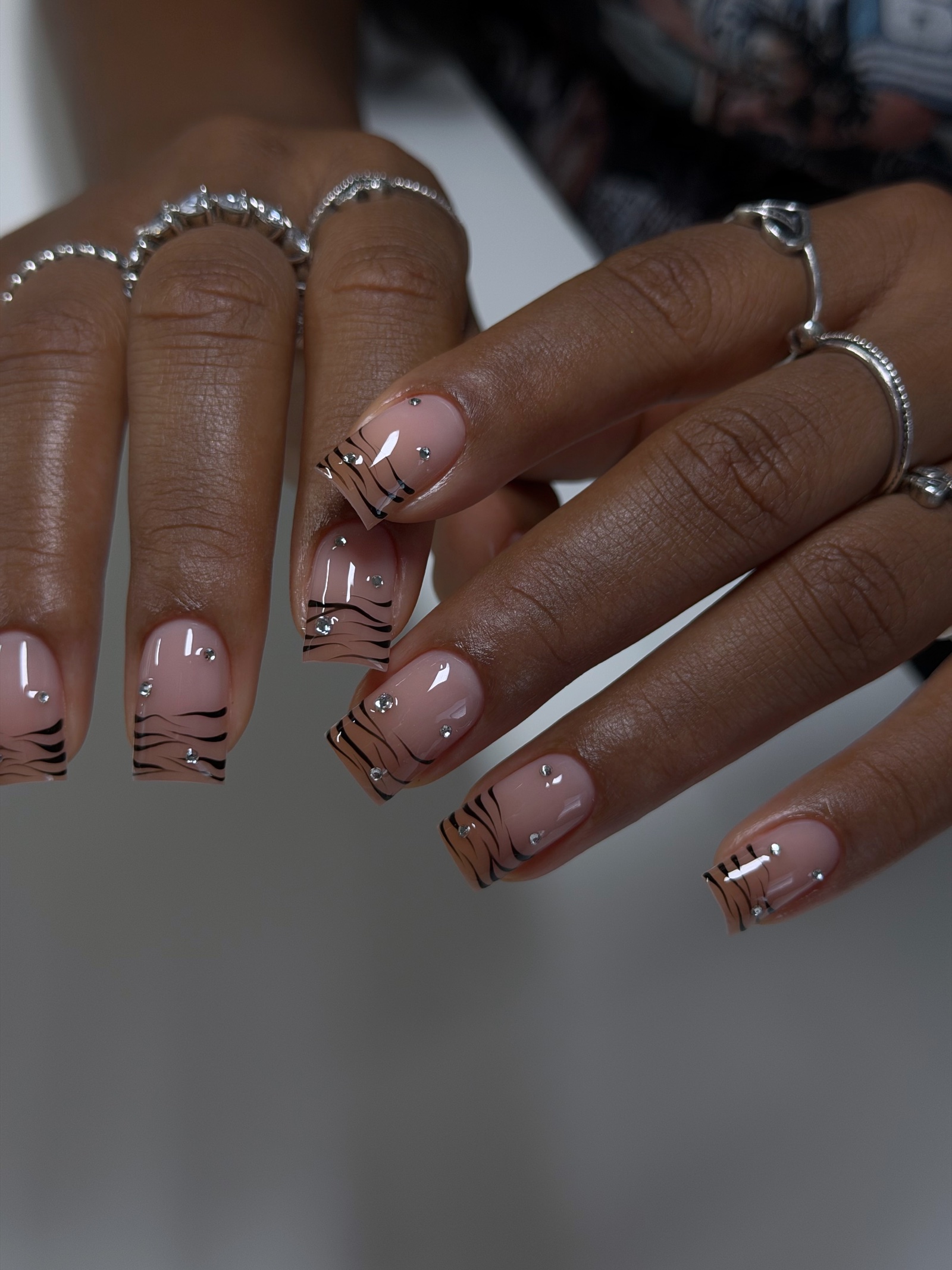 Almond structured gel with a fine white micro-French